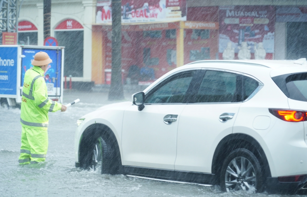 Nhiều nơi ngập sâu do bão, CSGT Thanh Hóa đội mưa đẩy xe giúp người dân