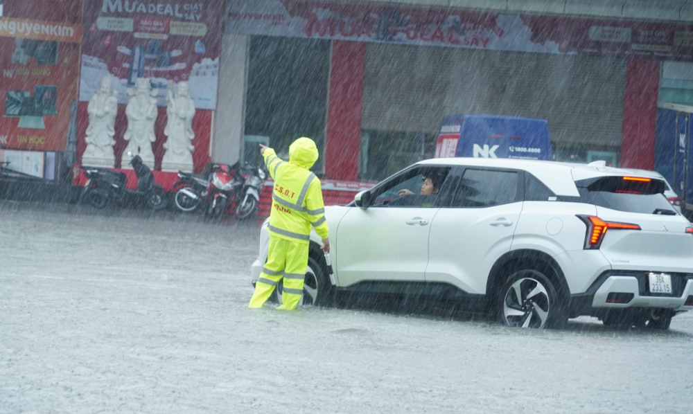 Nhiều nơi ngập sâu do bão, CSGT Thanh Hóa đội mưa đẩy xe giúp người dân