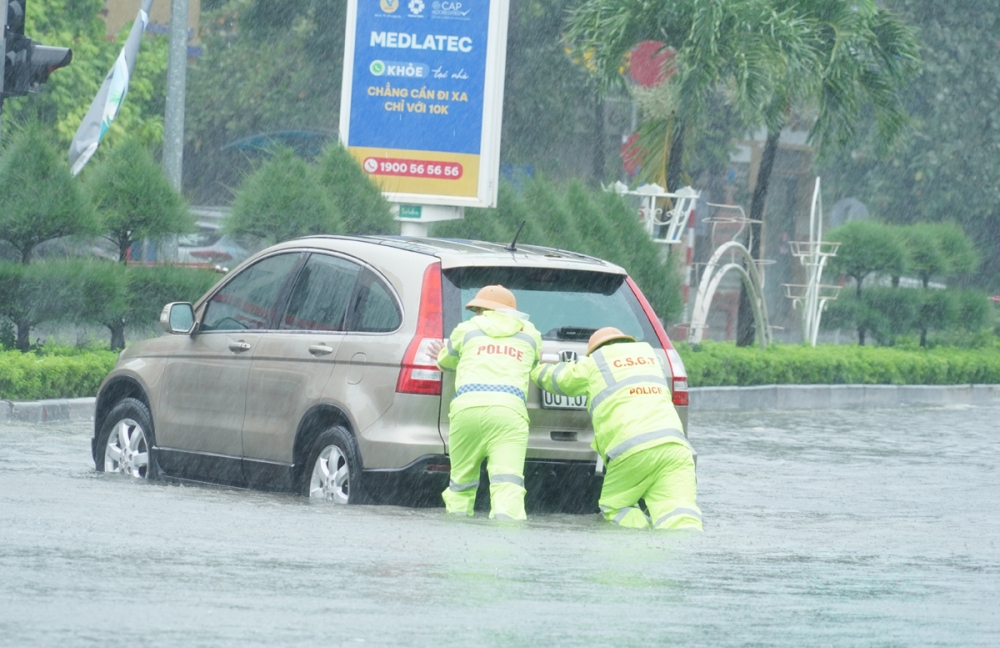 Nhiều nơi ngập sâu do bão, CSGT Thanh Hóa đội mưa đẩy xe giúp người dân
