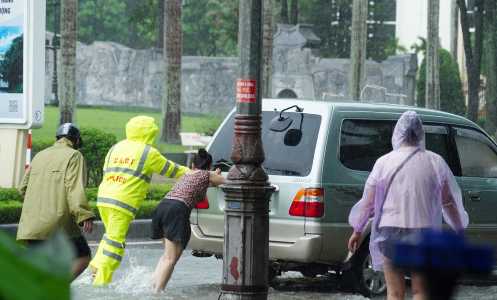Nhiều nơi ngập sâu do bão, CSGT Thanh Hóa đội mưa đẩy xe giúp người dân