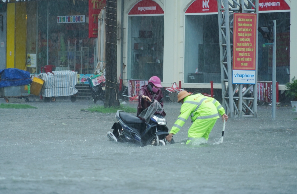 Nhiều nơi ngập sâu do bão, CSGT Thanh Hóa đội mưa đẩy xe giúp người dân