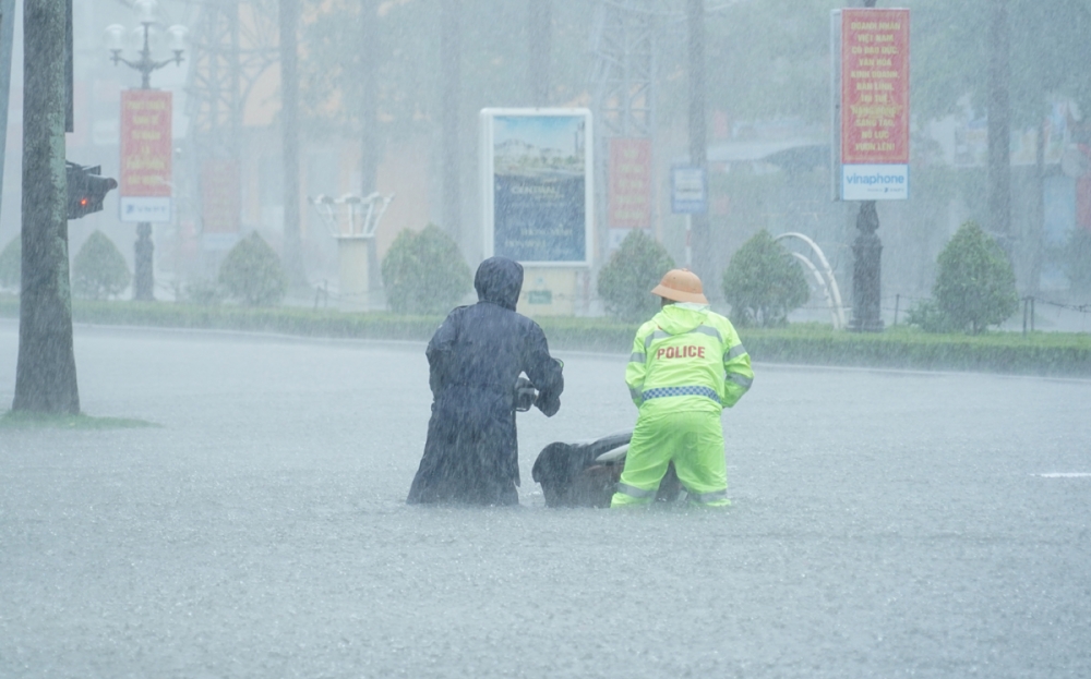 Nhiều nơi ngập sâu do bão, CSGT Thanh Hóa đội mưa đẩy xe giúp người dân