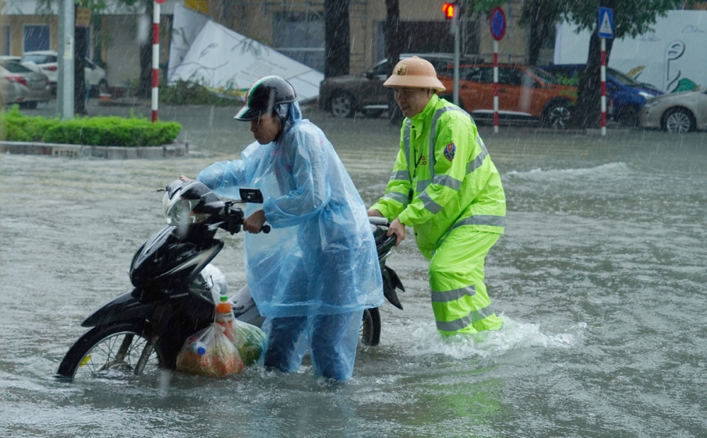 Nhiều nơi ngập sâu do bão, CSGT Thanh Hóa đội mưa đẩy xe giúp người dân