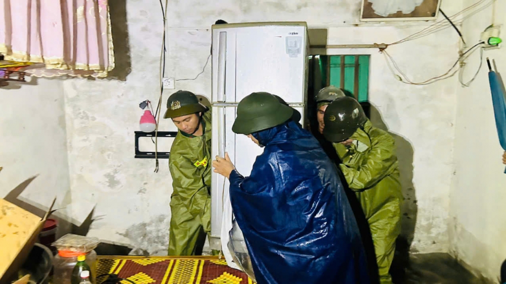 Công an xã cùng gia chủ “giải cứu” đàn gà 5.000 con bị ngập lụt do bão