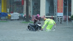 nhieu noi ngap sau do bao csgt thanh hoa doi mua day xe giup nguoi dan