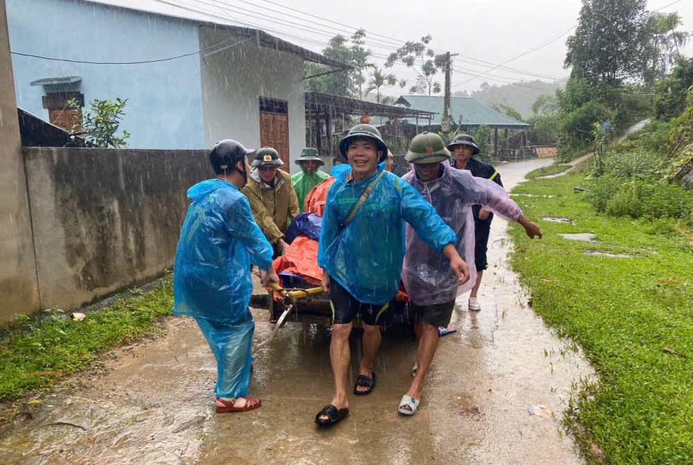 Chủ động phòng chống bệnh truyền nhiễm sau mưa bão
