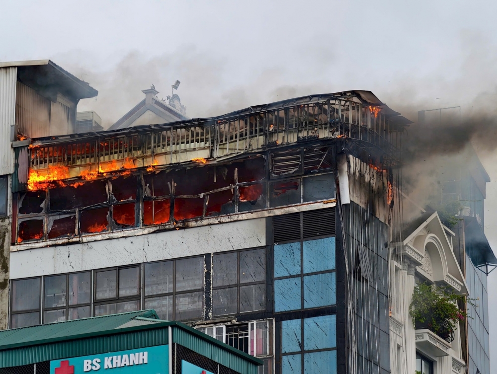 Hà Nội: Cảnh sát khống chế đám cháy tại ngôi nhà 6 tầng ở đường Giải Phóng