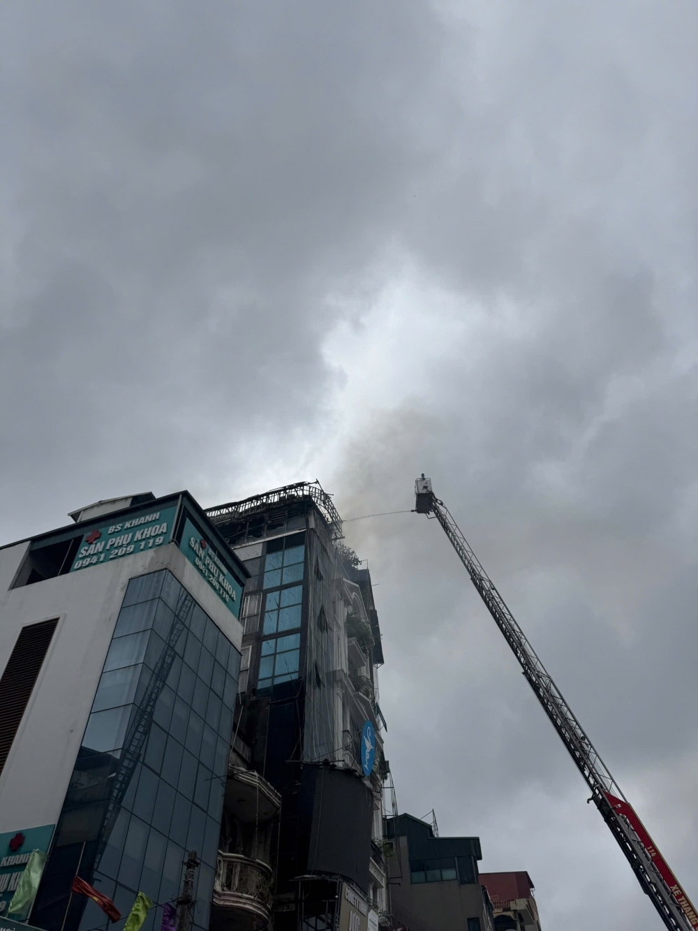 Hà Nội: Cảnh sát khống chế đám cháy tại ngôi nhà 6 tầng ở đường Giải Phóng