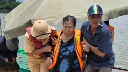 cuu song cu ba bi duoi nuoc tai khu vuc cau kinh duong vuong