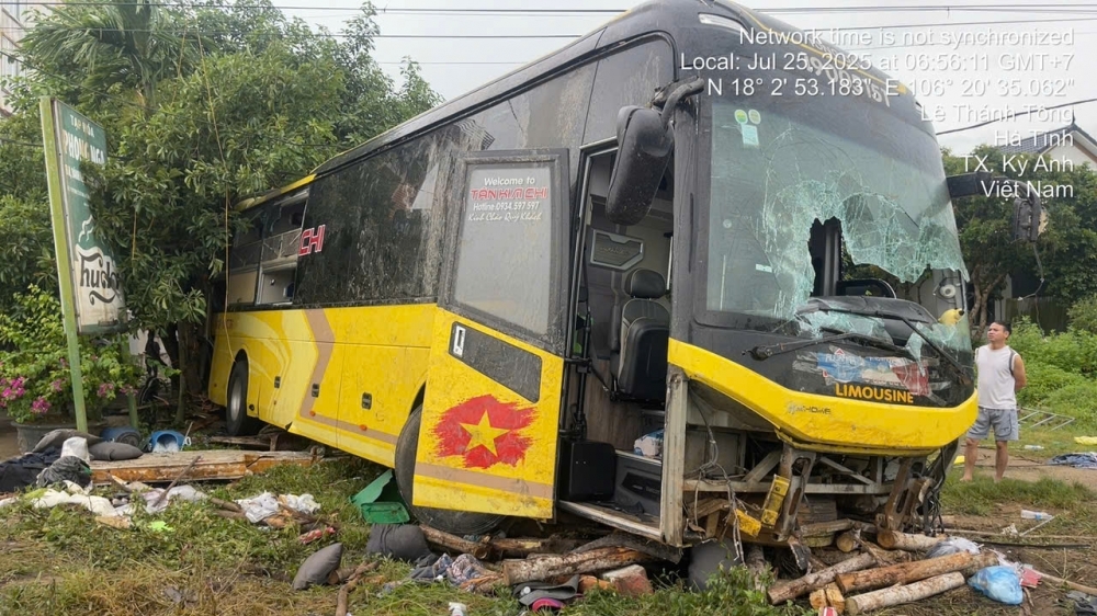 Xe khách lật trên quốc lộ 1A ở Hà Tĩnh, 9 người tử vong