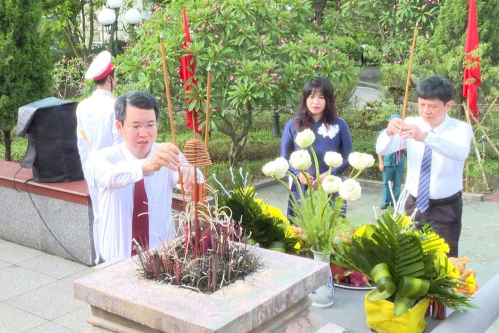 Lãnh đạo xã Hoài Đức dâng hương tưởng niệm các anh hùng, liệt sĩ