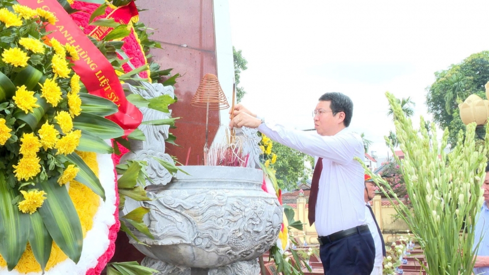 Lãnh đạo xã Hoài Đức dâng hương tưởng niệm các anh hùng, liệt sĩ