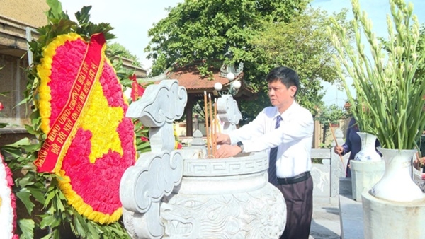 Lãnh đạo xã Hoài Đức dâng hương tưởng niệm các anh hùng, liệt sĩ