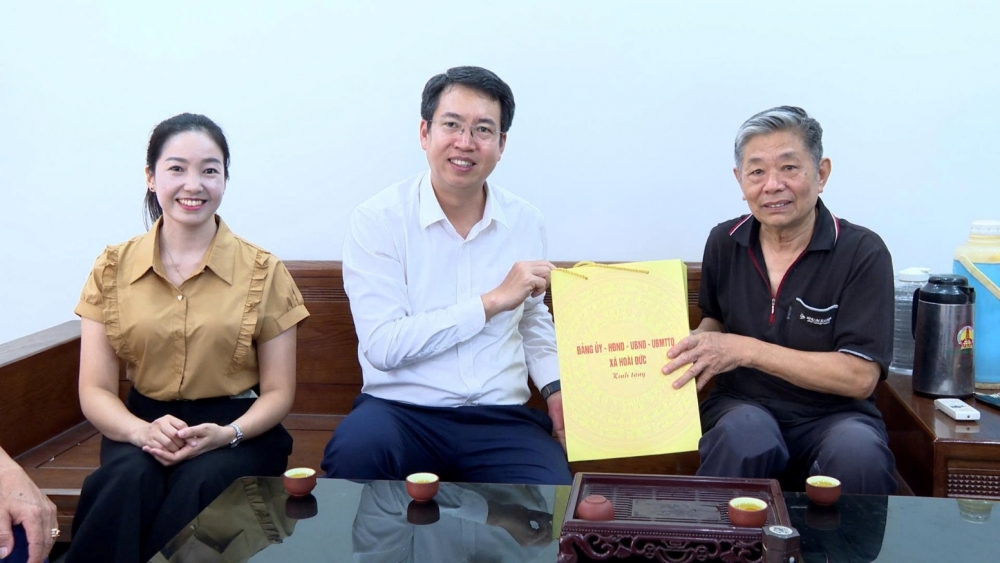 Xã Hoài Đức tổ chức 5 đoàn đi thăm hỏi, tặng quà người có công