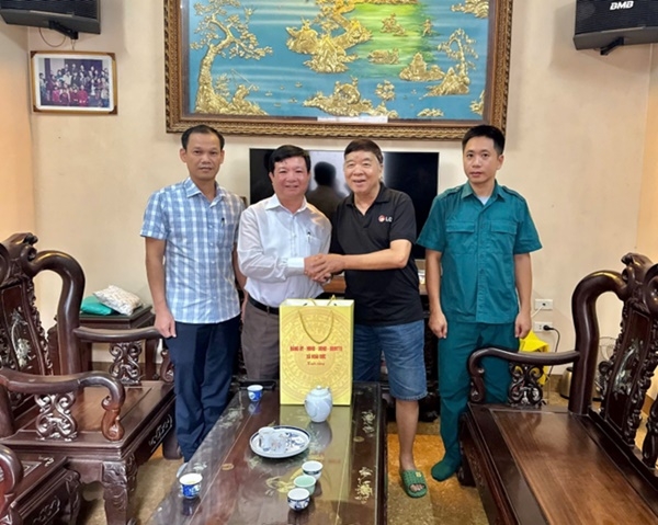 Xã Hoài Đức tổ chức 5 đoàn đi thăm hỏi, tặng quà người có công