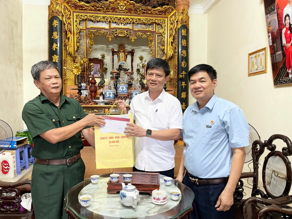 Xã Hoài Đức tổ chức 5 đoàn đi thăm hỏi, tặng quà người có công