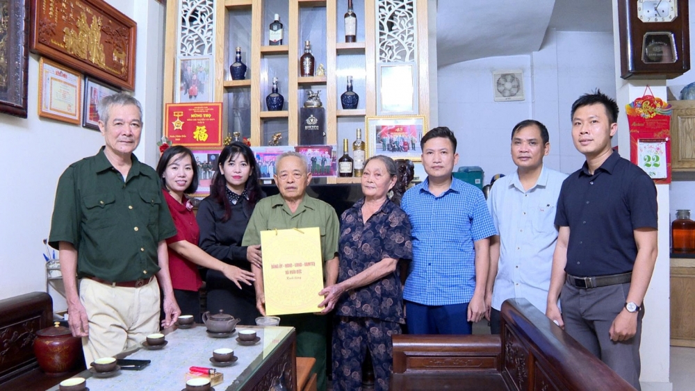 Xã Hoài Đức tổ chức 5 đoàn đi thăm hỏi, tặng quà người có công