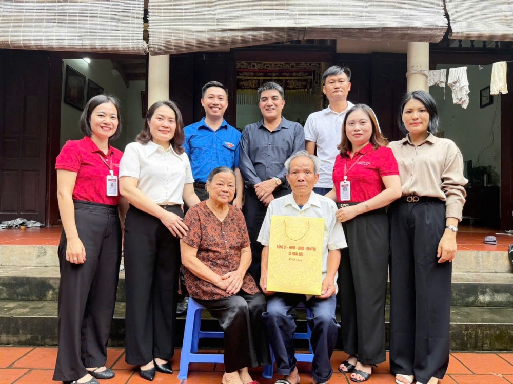 Xã Hoài Đức tổ chức 5 đoàn đi thăm hỏi, tặng quà người có công