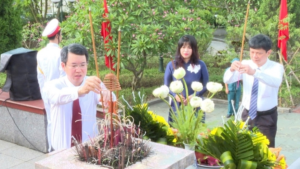 Lãnh đạo xã Hoài Đức dâng hương tưởng niệm các anh hùng, liệt sĩ