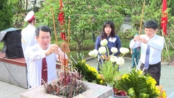 Lãnh đạo xã Hoài Đức dâng hương tưởng niệm các anh hùng, liệt sĩ