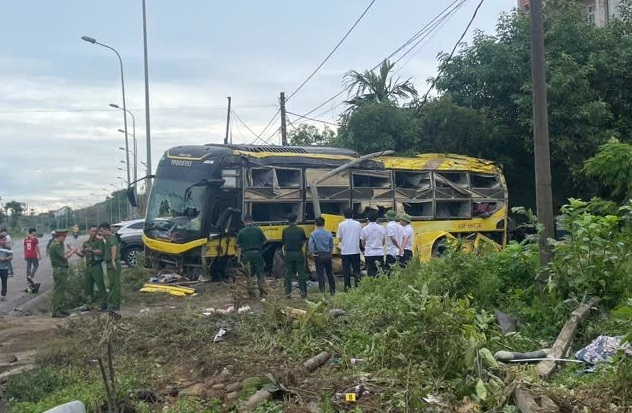 Khẩn trương làm rõ nguyên nhân trực tiếp và gián tiếp vụ lật xe khách ở Hà Tĩnh Khẩn trương làm rõ nguyên nhân trực tiếp và gián tiếp vụ lật xe khách ở Hà Tĩnh