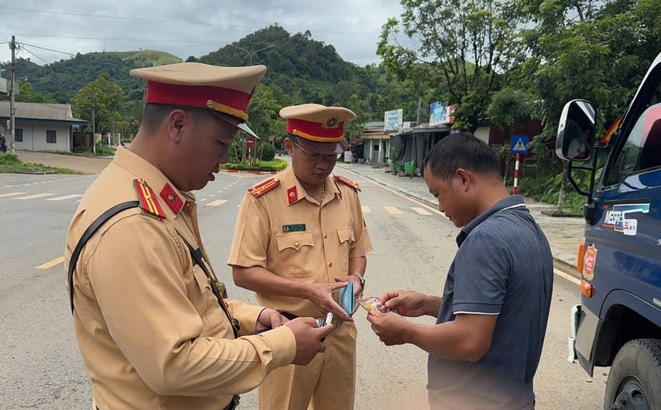 Cảnh sát giao thông tổng kiểm soát ô tô kinh doanh vận tải trên toàn quốc