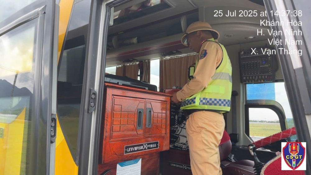 Cảnh sát giao thông tổng kiểm soát ô tô kinh doanh vận tải trên toàn quốc