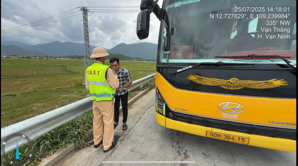 Cảnh sát giao thông tổng kiểm soát ô tô kinh doanh vận tải trên toàn quốc