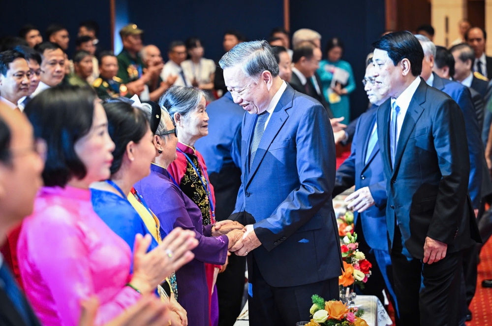 Chúng ta xin cúi đầu trước anh linh các anh hùng liệt sĩ - những người đã làm rạng rỡ non sông
