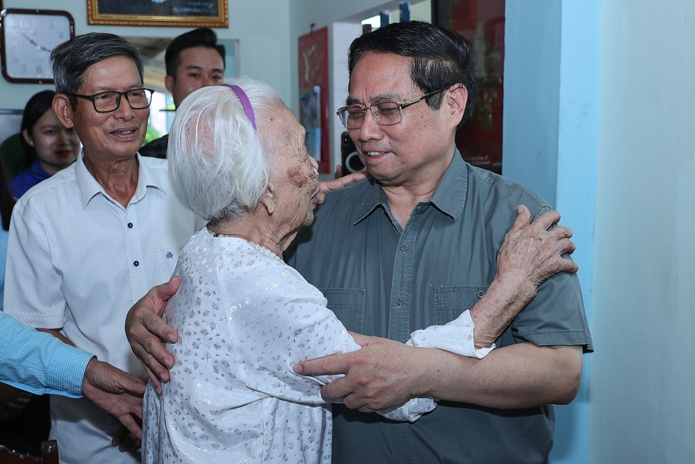 Chúng ta xin cúi đầu trước anh linh các anh hùng liệt sĩ - những người đã làm rạng rỡ non sông