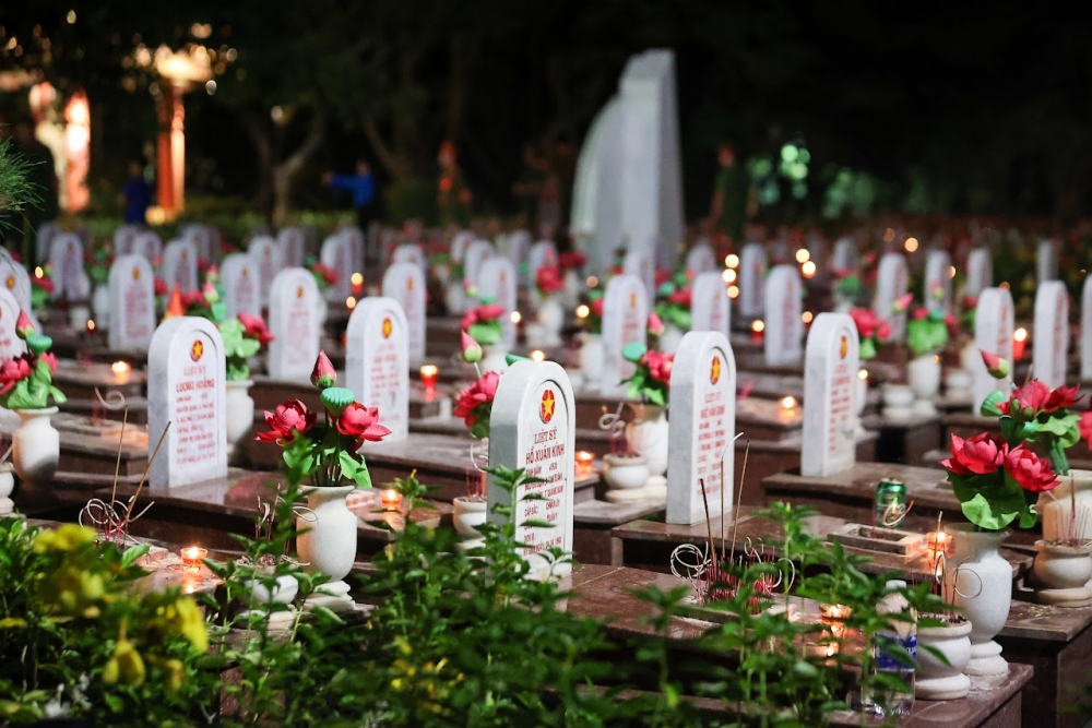 Chúng ta xin cúi đầu trước anh linh các anh hùng liệt sĩ - những người đã làm rạng rỡ non sông