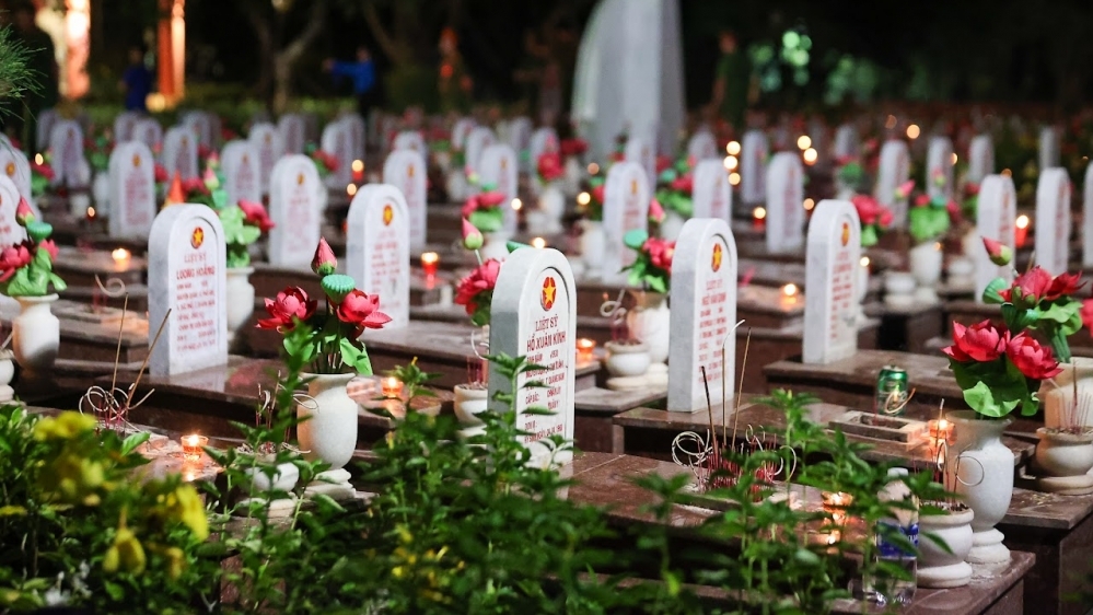 Chúng ta xin cúi đầu trước anh linh các anh hùng liệt sĩ - những người đã làm rạng rỡ non sông