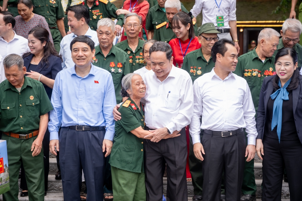 Chúng ta xin cúi đầu trước các anh linh anh hùng liệt sĩ - những người đã làm rạng rỡ non sông ta