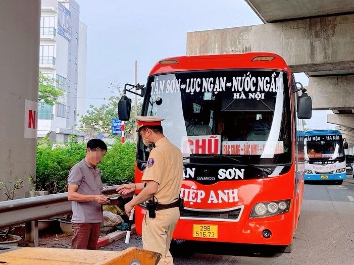 Hà Nội: Nhiều tài xế bị xử lý vì dừng đỗ, đón trả khách không đúng quy định