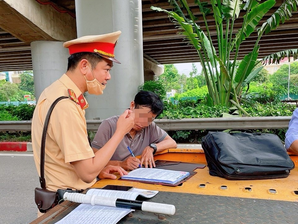 Hà Nội: Nhiều tài xế bị xử lý vì dừng đỗ, đón trả khách không đúng quy định