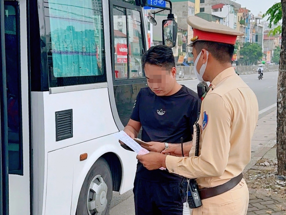 Hà Nội: Nhiều tài xế bị xử lý vì dừng đỗ, đón trả khách không đúng quy định