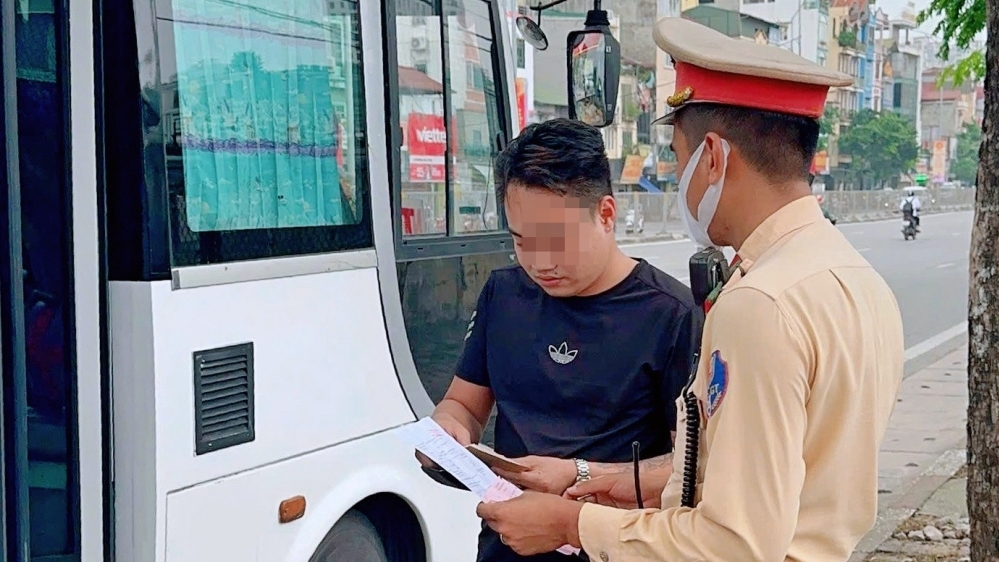 Hà Nội: Nhiều tài xế bị xử lý vì dừng đỗ, đón trả khách không đúng quy định