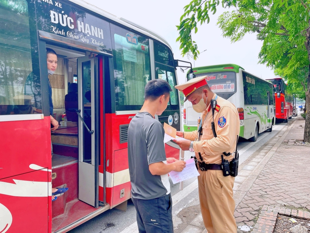 Cảnh sát giao thông kiểm tra, chỉ cần xuất trình bằng lái xe trên VNeID