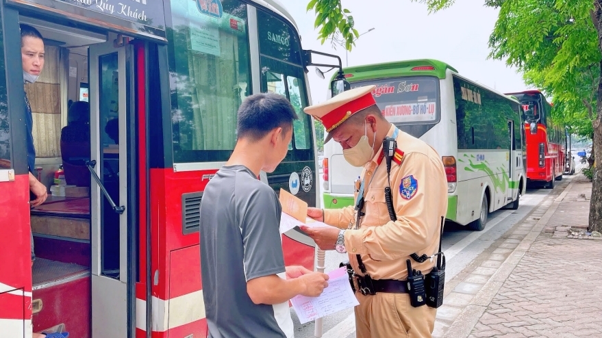 Cảnh sát giao thông kiểm tra, chỉ cần xuất trình bằng lái xe trên VNeID