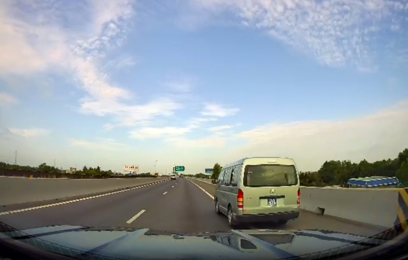 Thấy xe biển xanh vi phạm trên cao tốc, người dân báo ngay Cục trưởng CSGT Thấy xe biển xanh vi phạm trên cao tốc, người dân báo ngay Cục trưởng CSGT