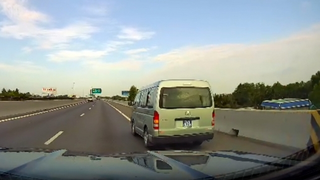 Thấy xe biển xanh vi phạm trên cao tốc, người dân báo ngay Cục trưởng CSGT