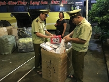 thu giu gan 1200 cai banh ngot banh deo nhap lau tu trung quoc