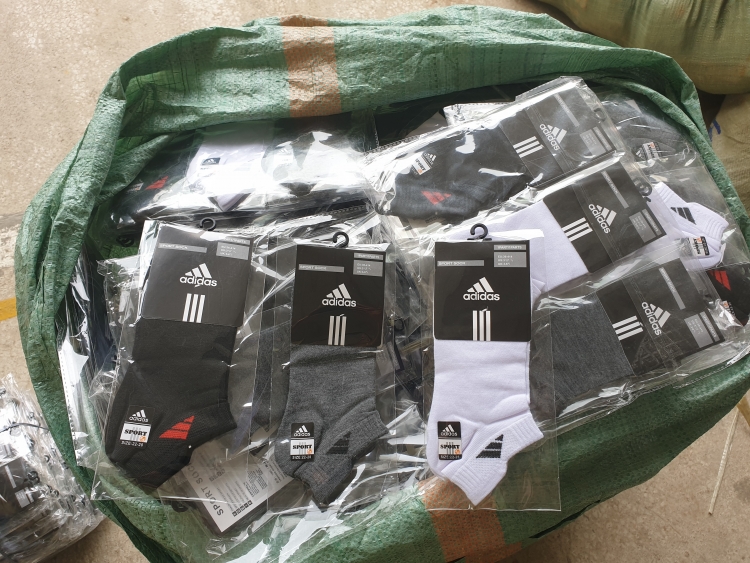 thu giu 2800 san pham gia mao nhan hieu nike adidas va chanel