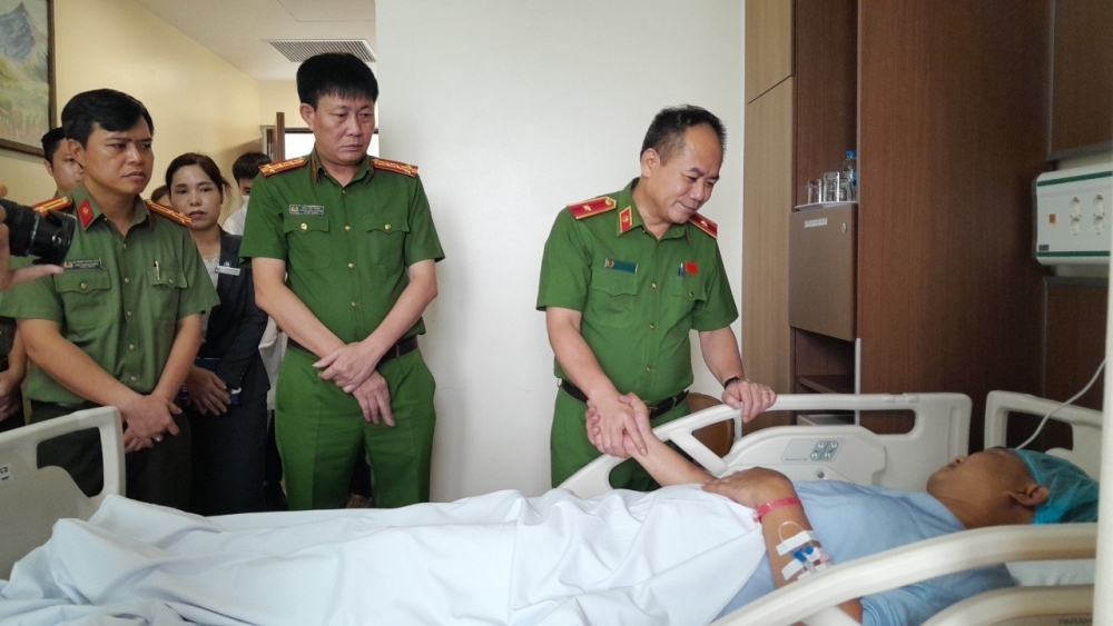 Vụ bắt cóc bé trai ở Long Biên: Thăm hỏi chiến sĩ cảnh sát bị bắn trọng thương