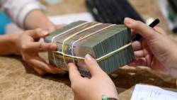 Hàng loạt ngân hàng đua nhau hạ lãi suất tiết kiệm