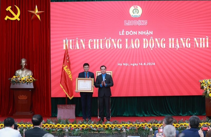 Báo Lao Động đón nhận Huân chương Lao động Hạng Nhất lần thứ 3