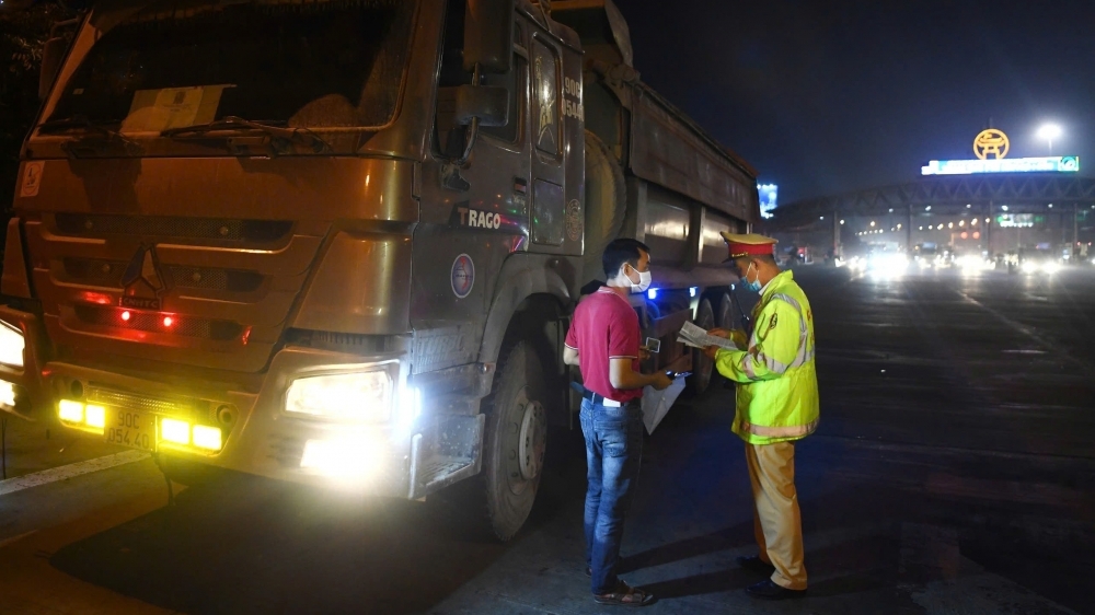 Đề xuất thí điểm cấm xe tải vào làn sát dải phân cách trên 2 tuyến cao tốc