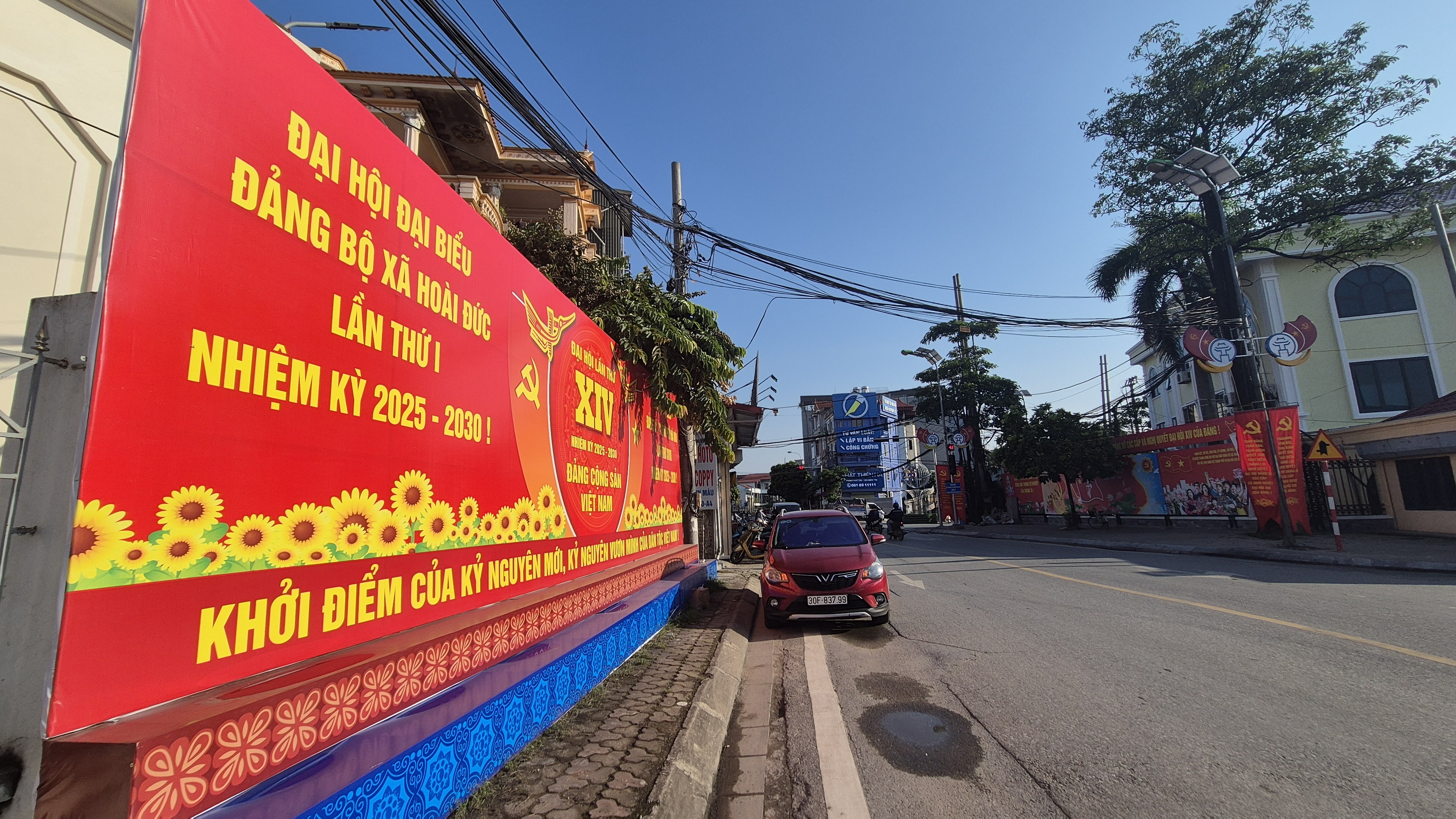 Xã Hoài Đức rực rỡ cờ, áp phích chào mừng Đại hội Đảng các cấp