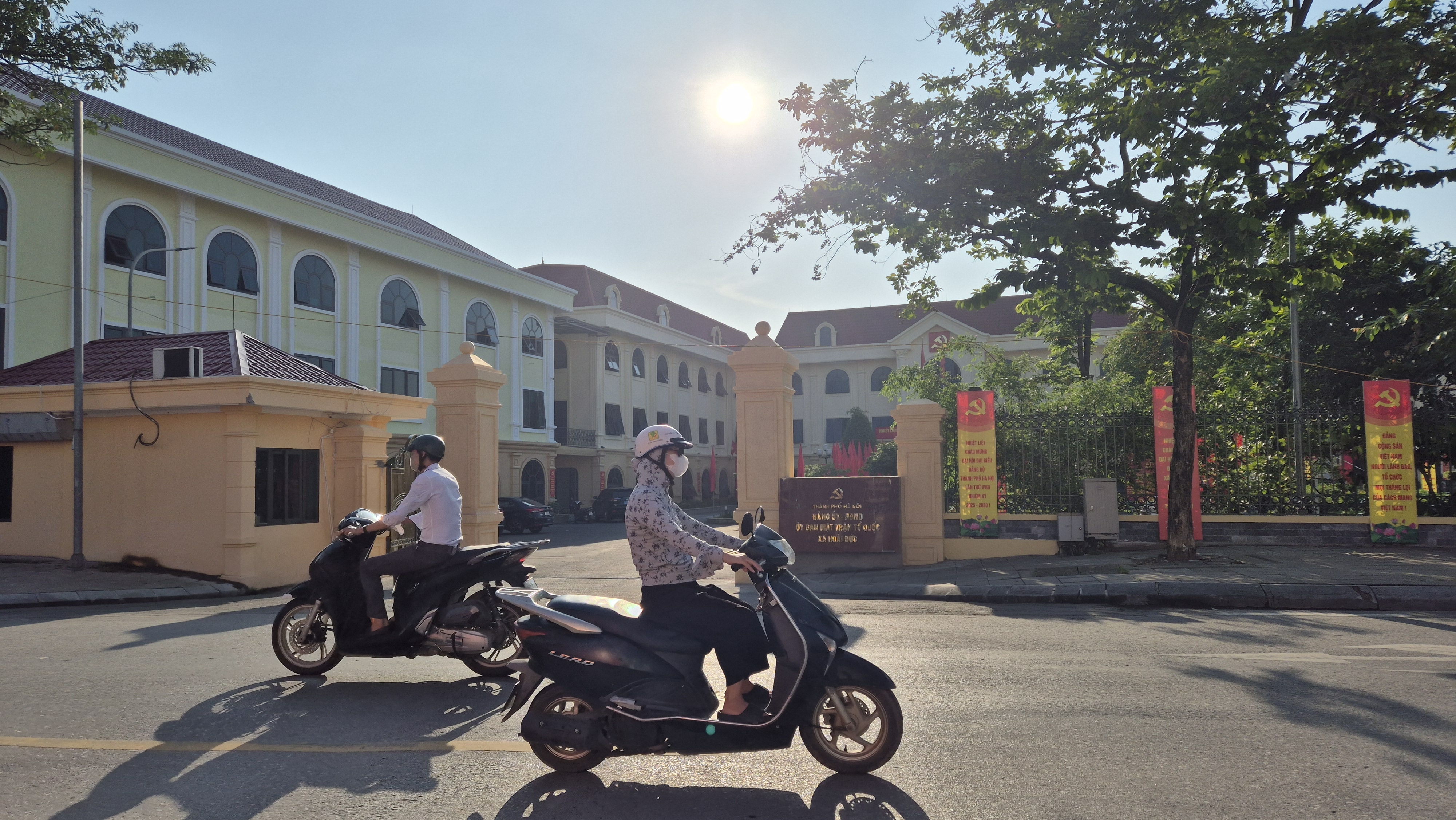 Xã Hoài Đức rực rỡ cờ, áp phích chào mừng Đại hội Đảng các cấp