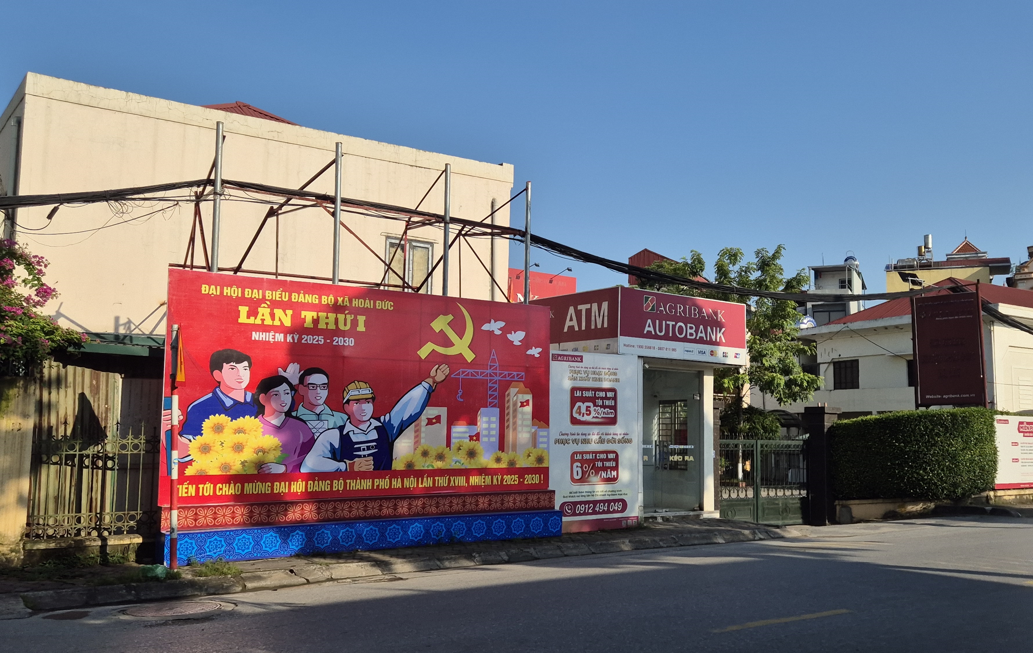 Xã Hoài Đức rực rỡ cờ, áp phích chào mừng Đại hội Đảng các cấp